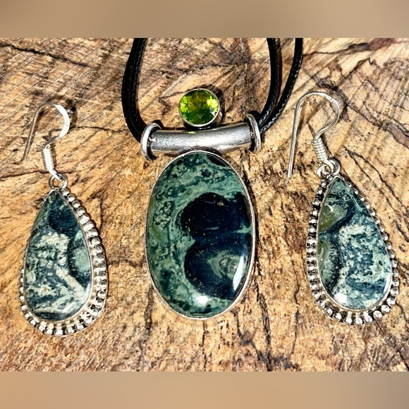 African Kambaba Square Pendant & Earrings - Picture 3 of 8